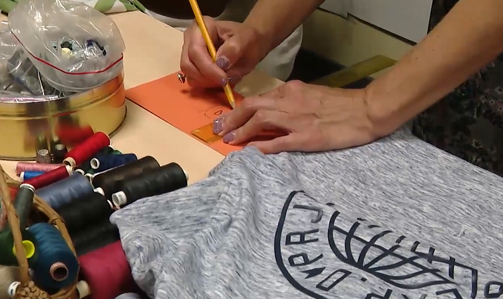 Norintiems prailginti drabužių gyvenimą – adymo dirbtuvės: moko taisyti suplyšusius rūbus