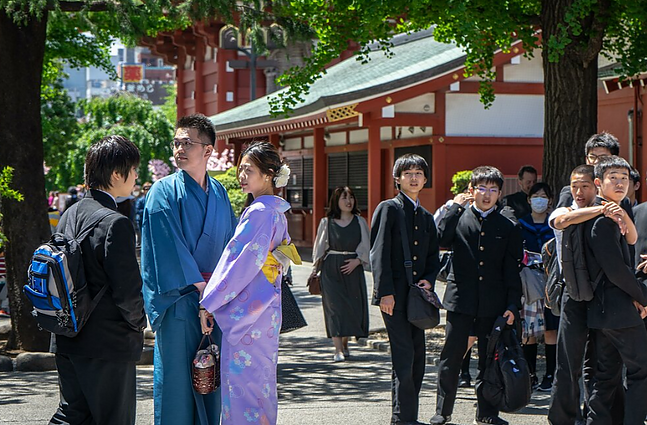 Japonijoje – visuotinis elektros taupymas: įstaigos pritemdo šviesas, stabdomas keltuvų darbas