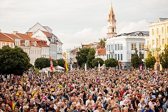 Liepos 6-osios minėjimas Rotušės aikštėje. Giedama „Tautiška giesmė“ Liepos 6-osios minėjimas Rotušės aikštėje. Giedama „Tautiška giesmė“