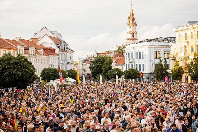 Liepos 6-osios minėjimas Rotušės aikštėje. Giedama „Tautiška giesmė“ Liepos 6-osios minėjimas Rotušės aikštėje. Giedama „Tautiška giesmė“