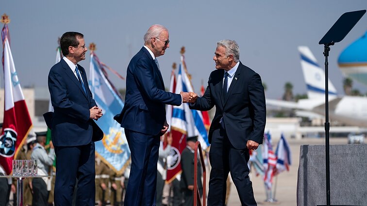 Bidenas Izraelyje pradėjo vizitą po Artimuosiuos Rytus: jam savo žinutę pasirengę perduoti ir palestiniečiai