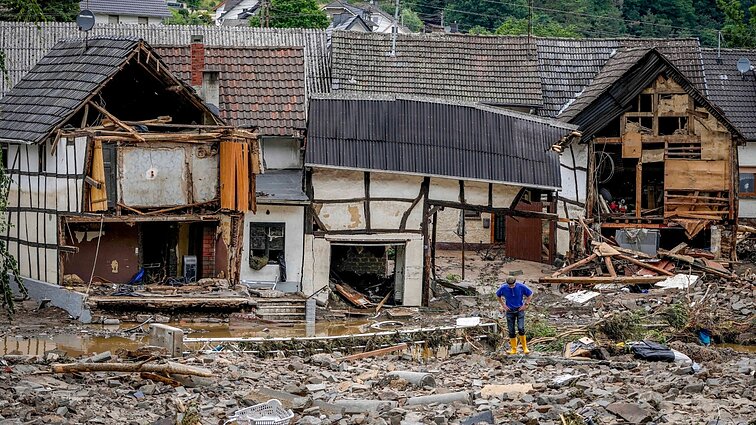 Žinios. Prieš metus nuo potvynių nukentėję vokiečiai ir belgai namo sugrįžti dar negali: stringa darbai, vėluoja išmokos