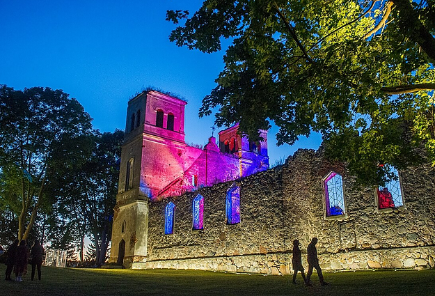 Dešimtasis „b`ART“ festivalis sugrąžino atlikėjus į griuvėsius: Bartninkų aplenkti nepavyks