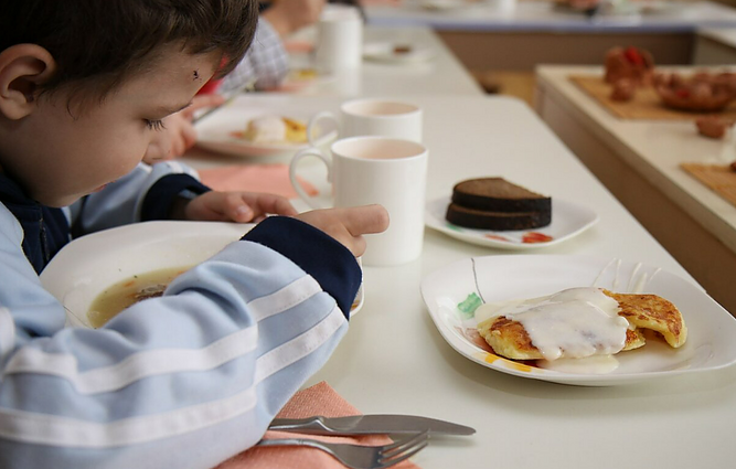 Į mokyklų valgyklas – be grynųjų: nauja iniciatyva siekiama lavinti moksleivių finansinį raštingumą ir saugumą