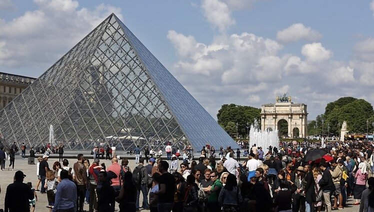 Ne tik žymiausių dailininkų darbai: Luvro kieme žmones subūrė kino seansai