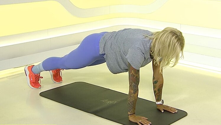 Žvaliai savaitės pradžiai – nesudėtingi pratimai: kūną dienos darbams paruošianti mankšta su trenere