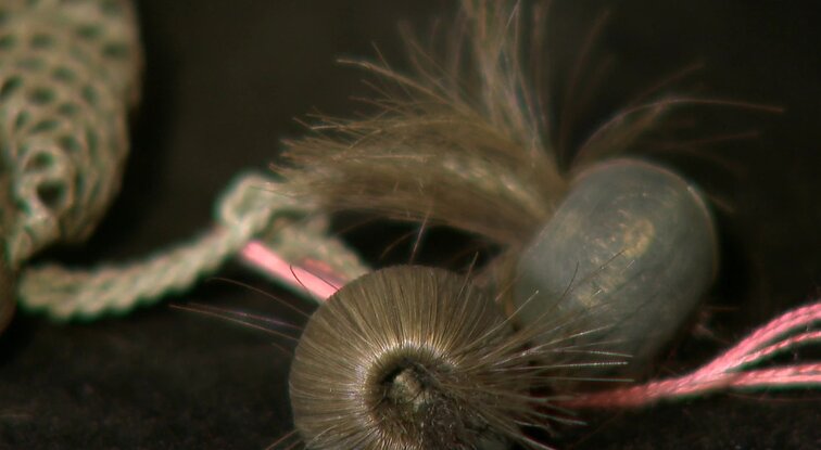 Viduramžiškų papuošalų tradicijos atgijimas: nedaug kam matyta juvelyrika iš plaukų