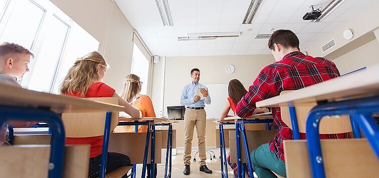 Vilniaus savivaldybė svarsto naujai dirbti pradedantiems pedagogams skirti 300 eurų paramą