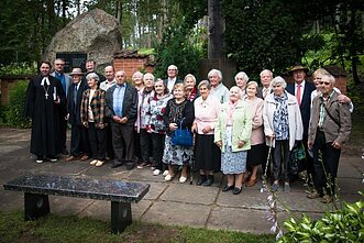 Baronas Wolfgangas von Stettenas su vilko vaikais prie memorialo Pagėgiuose Baronas Wolfgangas von Stettenas su vilko vaikais prie memorialo Pagėgiuose