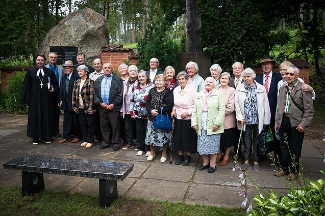 Baronas Wolfgangas von Stettenas su vilko vaikais prie memorialo Pagėgiuose Baronas Wolfgangas von Stettenas su vilko vaikais prie memorialo Pagėgiuose