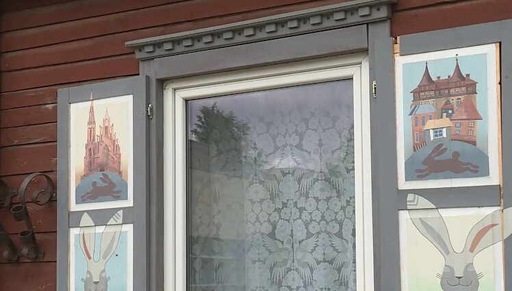 Rokiškyje – galerija po atviru dangumi: gyventojai kviečiami namus puošti tapytomis langinėmis