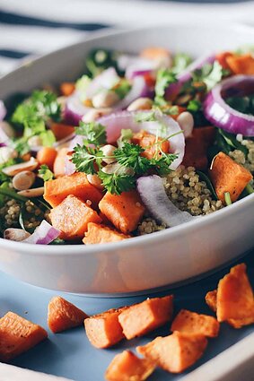 Bolivinių balandų salotos su skrudintais batatais