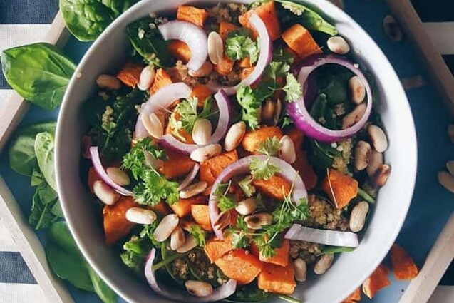 Bolivinių balandų salotos su skrudintais batatais