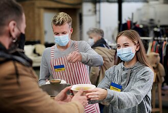 Волонтеры, помогающие украинцам