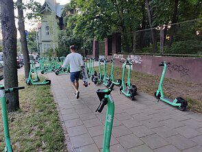 Netvarkingai palikti elektriniai paspirtukai prie Vingio parko