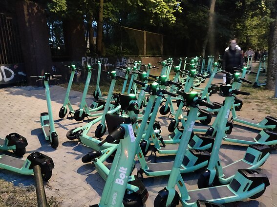 Netvarkingai palikti elektriniai paspirtukai prie Vingio parko