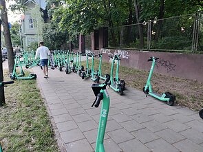 Netvarkingai palikti elektriniai paspirtukai prie Vingio parko