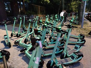 Netvarkingai palikti elektriniai paspirtukai prie Vingio parko