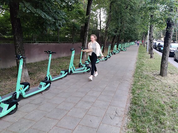 Netvarkingai palikti elektriniai paspirtukai prie Vingio parko