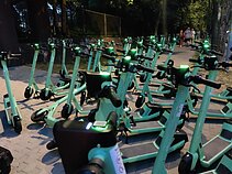 Netvarkingai palikti elektriniai paspirtukai prie Vingio parko