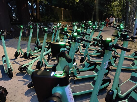 Netvarkingai palikti elektriniai paspirtukai prie Vingio parko