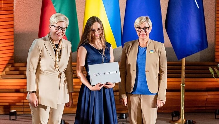 Žinios. Vyriausybėje pagerbti geriausiai egzaminus išlaikę abiturientai