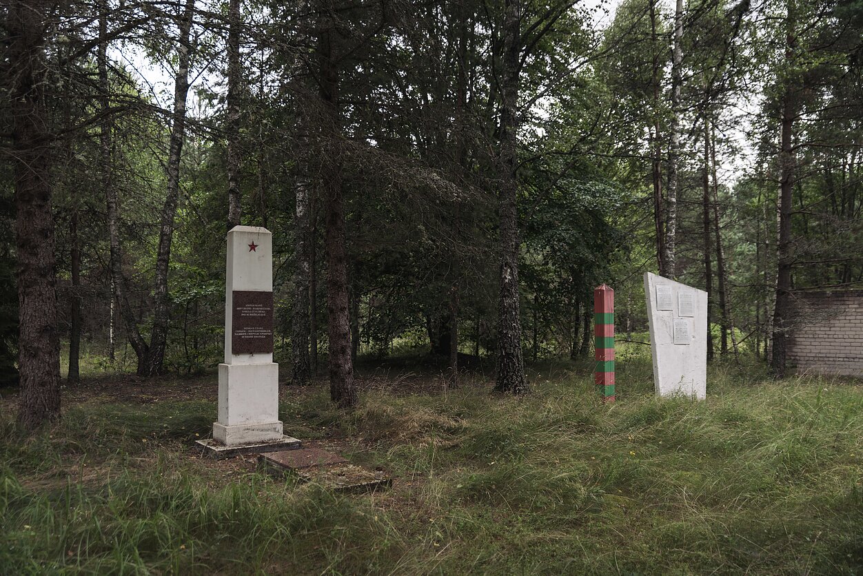 Apleistas paminklas Antrojo pasaulinio karo metais šioje vietovėje žuvusiems sovietų pasieniečiams atminti.
