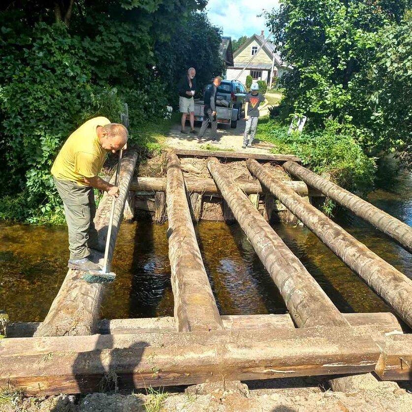 Lietuvos diena. Įtūžusiam piliečiui sugadinus tiltą kaimas liko padalintas į dvi dalis