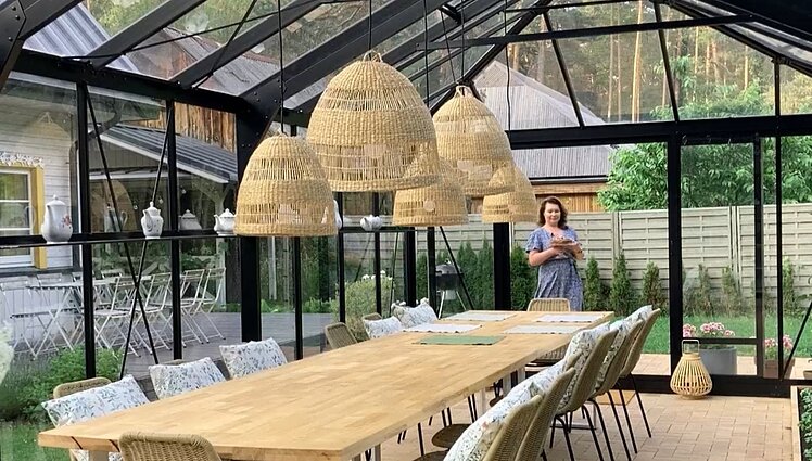 Stilingi šiltnamiai – puiki poilsio zona: greta lysvių stiklo nameliuose galima įkurti ir erdves pasibuvimams