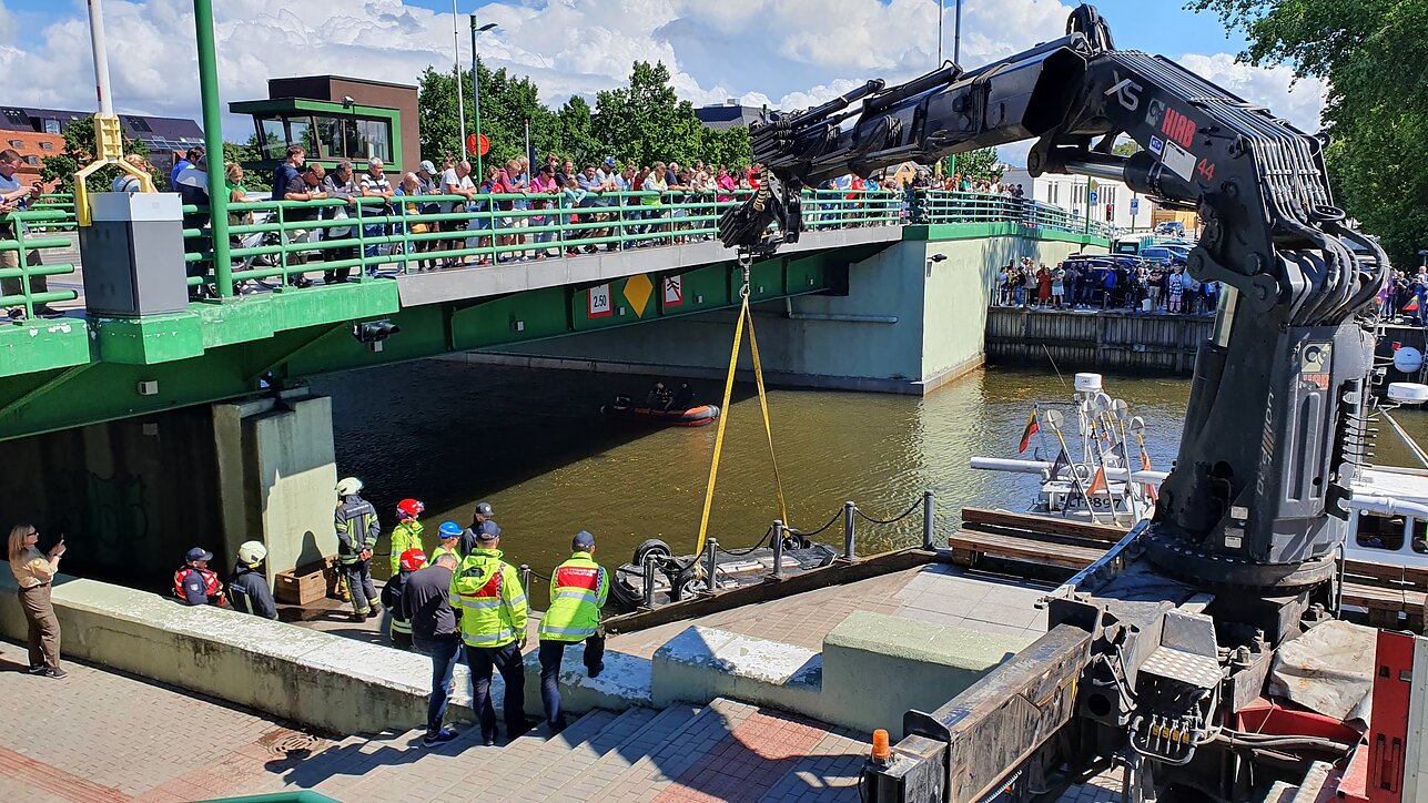 Rescue services recover Sgt. Robert Nagallan's car from the Danė River in Klaipėda
