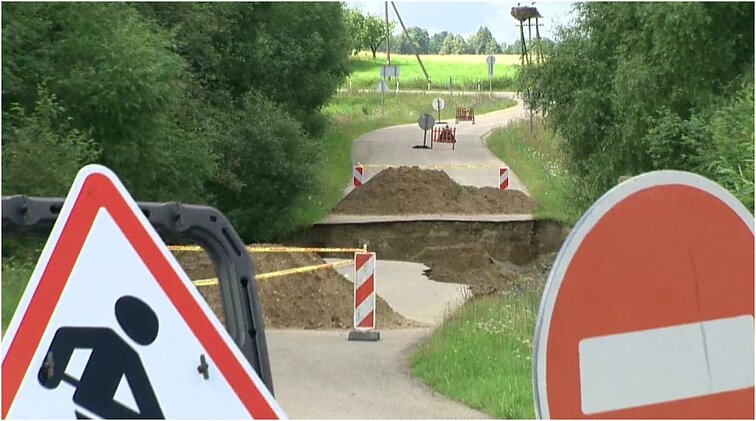 Lietaus išplauti keliai nepradedami remontuoti: vietiniai gyventojai daugiau kaip mėnesį kenčia nepatogumus
