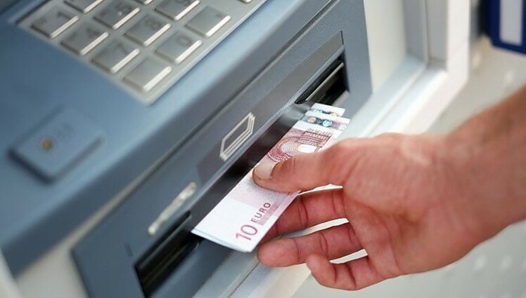 Grynieji virsta galvos skausmu: gyventojai piktinasi nebegalintys disponuoti savais pinigais be trikdžių