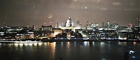  Lietingas vakaras Londone. Vaizdas, atsiveriantis pro „Tate Modern“ viršutiniame aukšte esančio restorano langus