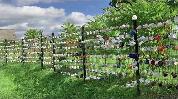 Įvažiavime į Elektrėnus – puodeliais numarginta tvora: šeimininkai sako, kad geriau puodelis ant tvoros, nei patvoryje