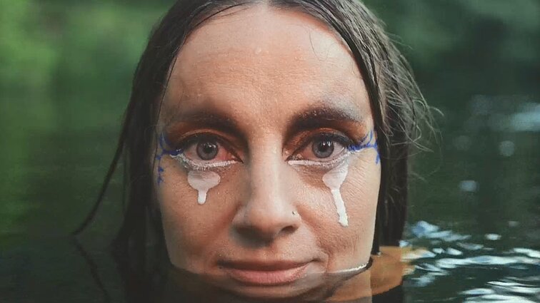 Iš Dzūkijos smėlynų ir upių – naujas grupės „Žalvarinis“ vaizdo klipas, kuriame atlikėjai virto laumėmis