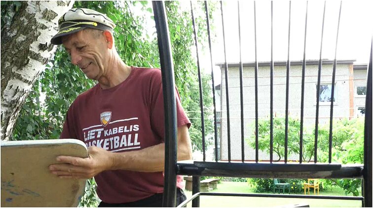 Antrą gyvenimą senoms kėdėms suteikiantis fizinio ugdymo mokytojas: esu karantino nuobodulio auka