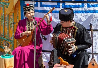 Калмыки играют на национальных инструментах