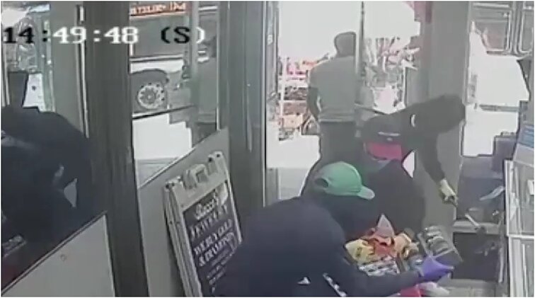 Niujorke – 2 mln. dolerių nuostolių padaręs juvelyrinės apiplėšimas: vagystė truko vos 50 sekundžių