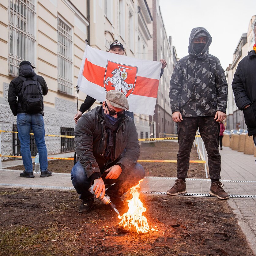 J. Stacevičiaus / LRT nuotr., Protesto akcija prie Ukrainos ambasados: baltarusiai degina asmens dokumentus