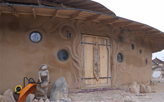 Oleg Kovrikov's clay house
