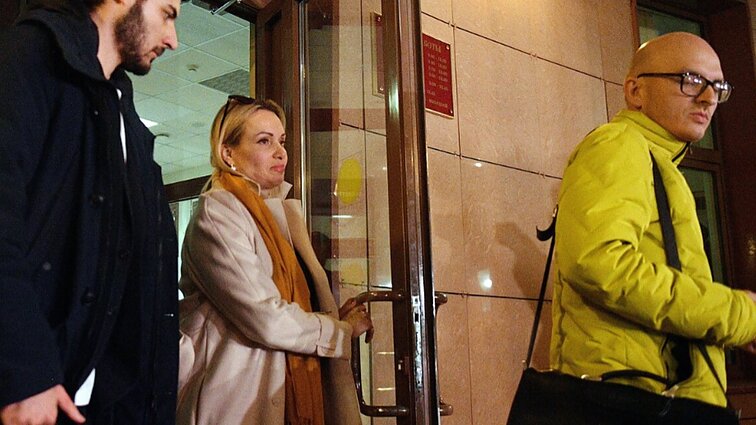 Sulaikyta protestu prieš karą tiesioginio eterio metu išgarsėjusi Ovsianikova, jai gresia iki 15 metų kalėjimo