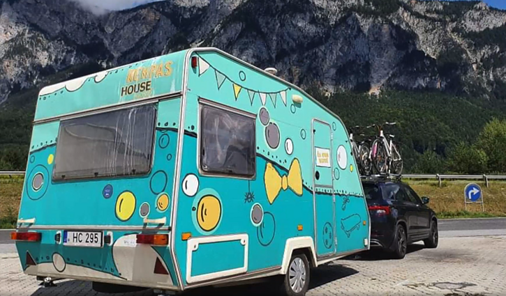 Išradinga Micachų šeima keliauja kitaip – antram gyvenimui prikėlė namelį ant ratų, kuriuo aplankė daugybę šalių