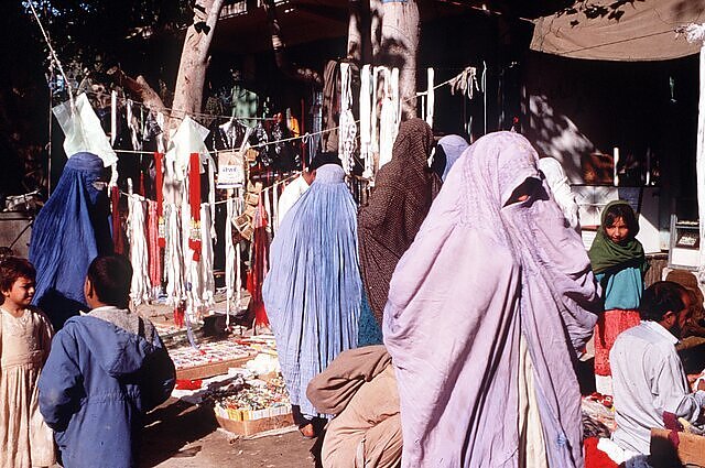 Talibano grįžimo į Afganistano valdžią metinės: ekonominiai sunkumai, moterų segregacija ir pažadų nesilaikymas