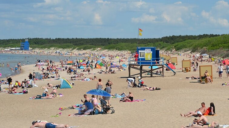 Netikėtas pavojus pajūryje: į krantą bangos išskalauja į gintarą panašų baltąjį fosforą, kuris gali stipriai sužaloti