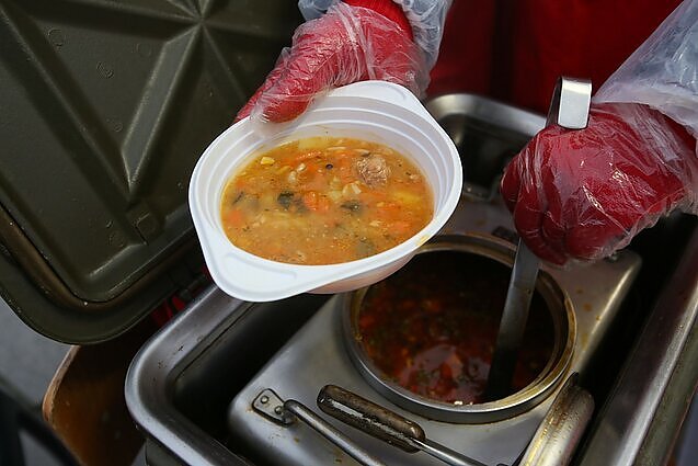 Dėl kylančių kainų didėja srautai labdaros valgyklose – dažniau užsuka ir jaunimas