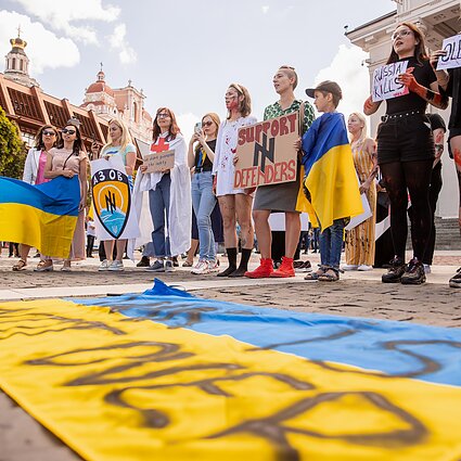 Факты LRT. Украина. "Цель - посеять сомнение": скандалы с Amnesty и фильмом CBS как симптомы новой фазы информационной войны