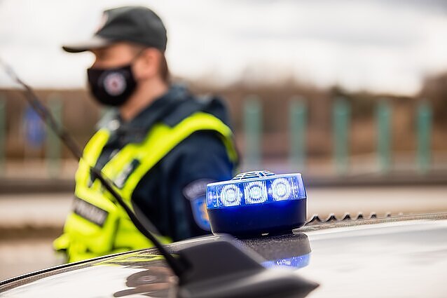 Žinios. Ilgąjį Žolinės savaitgalį prižiūrės gausesnės policijos pajėgos: padaugės patikrų keliuose ir pajūryje