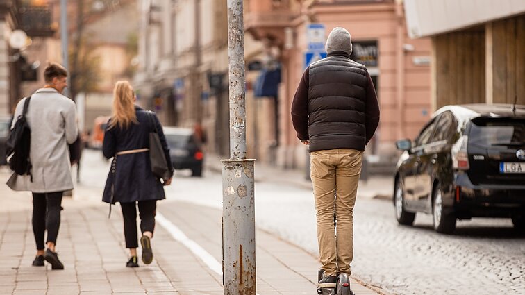 Žinios. Gyventojai norėtų, kad elektriniais paspirtukais nebūtų važiuojama šaligatviais, o greitis – apribotas