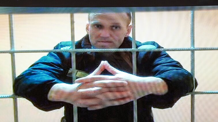 Žinios. Navalnas pranešė, kad buvo perkeltas į vienutę po to, kai pabandė kalėjime įkurti profesinę sąjungą