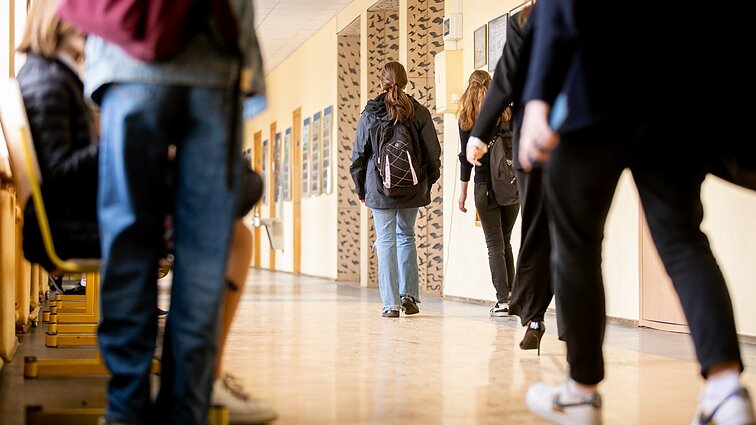 Pasiruošimas mokyklai: kanceliarijos prekės brango neženkliai, daugiau sumokėti gali tekti dėl uniformų, pratybų sąsiuvinių